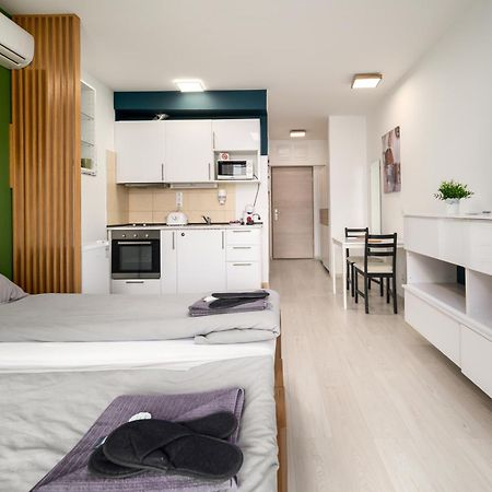 Atrium Residence Deluxe Suite-Free Parking Garage Same Building Boedapest Buitenkant foto