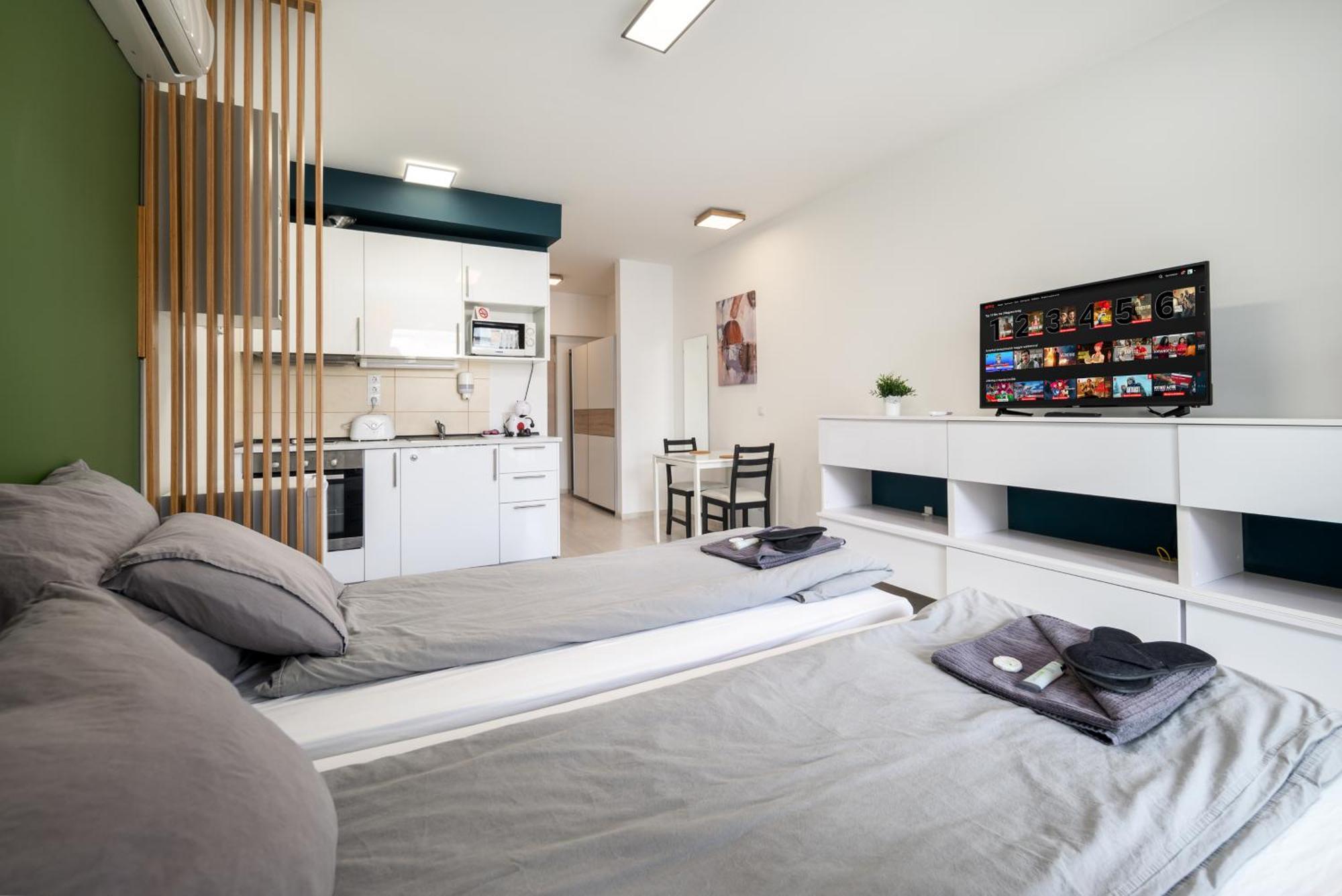 Atrium Residence Deluxe Suite-Free Parking Garage Same Building Boedapest Buitenkant foto