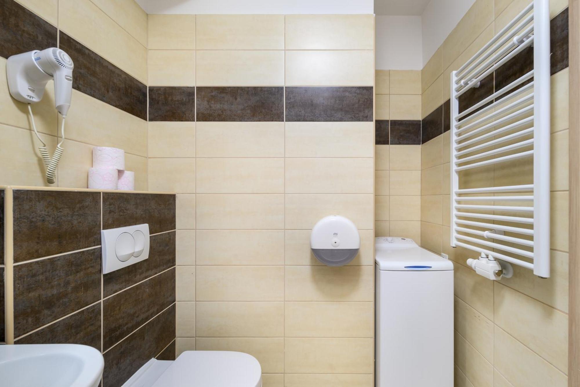 Atrium Residence Deluxe Suite-Free Parking Garage Same Building Boedapest Buitenkant foto