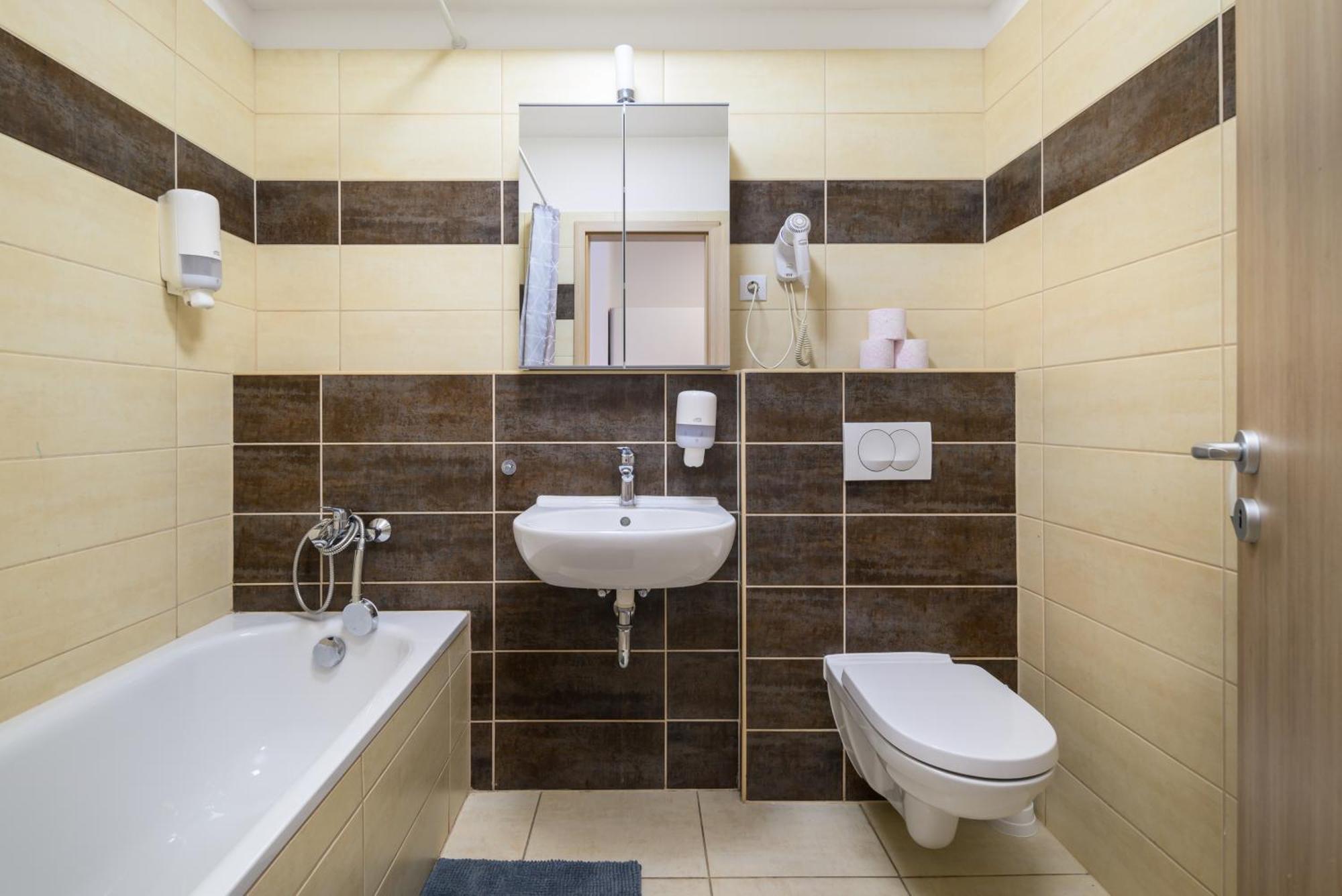 Atrium Residence Deluxe Suite-Free Parking Garage Same Building Boedapest Buitenkant foto