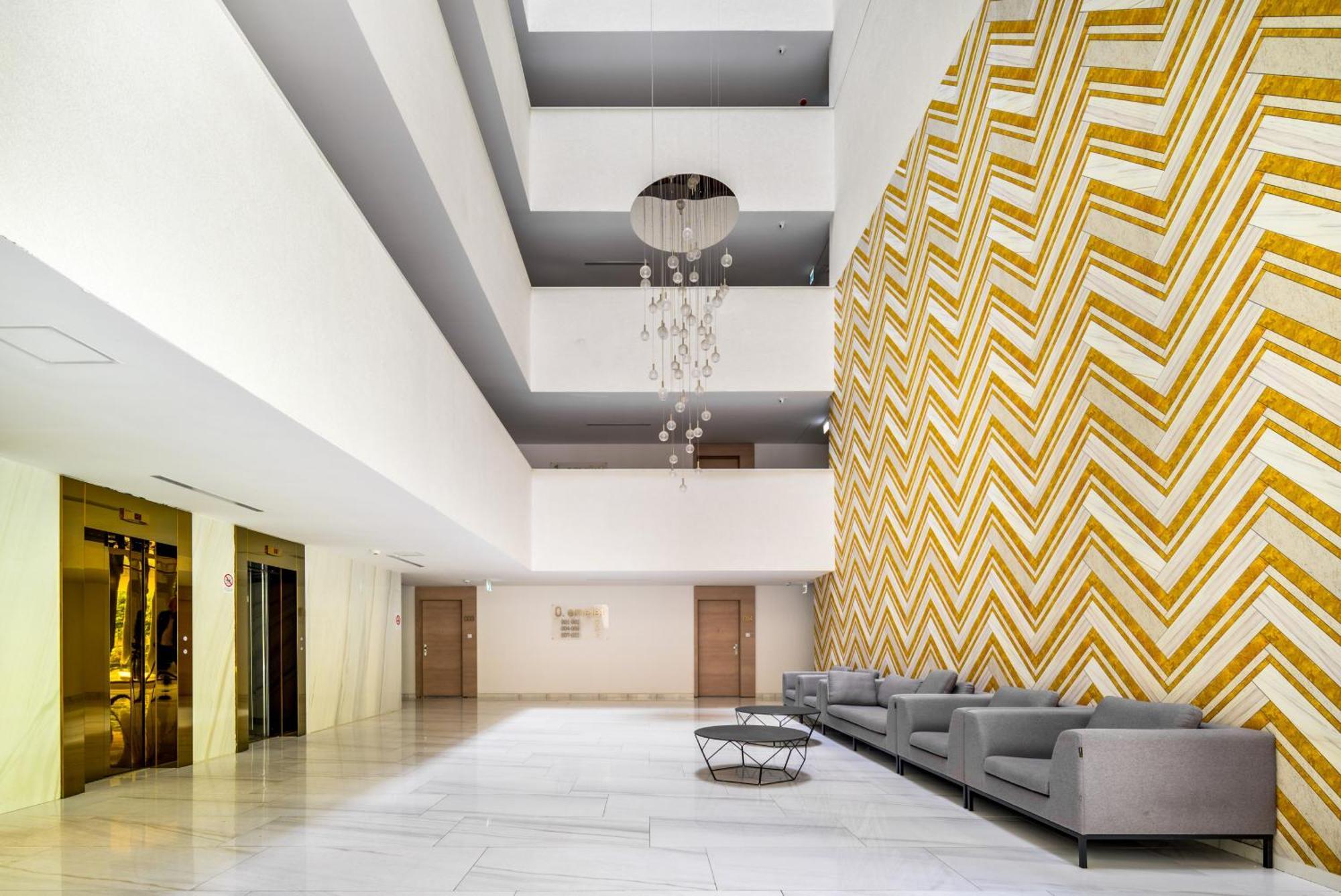 Atrium Residence Deluxe Suite-Free Parking Garage Same Building Boedapest Buitenkant foto